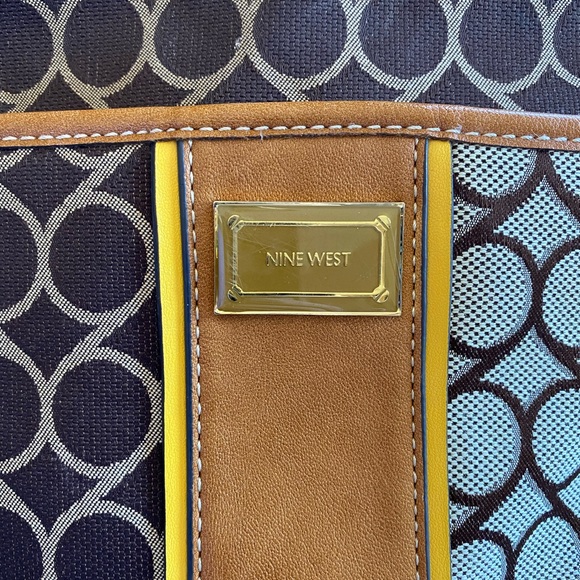 Nine West Handbags - Nine West small crossbody purse